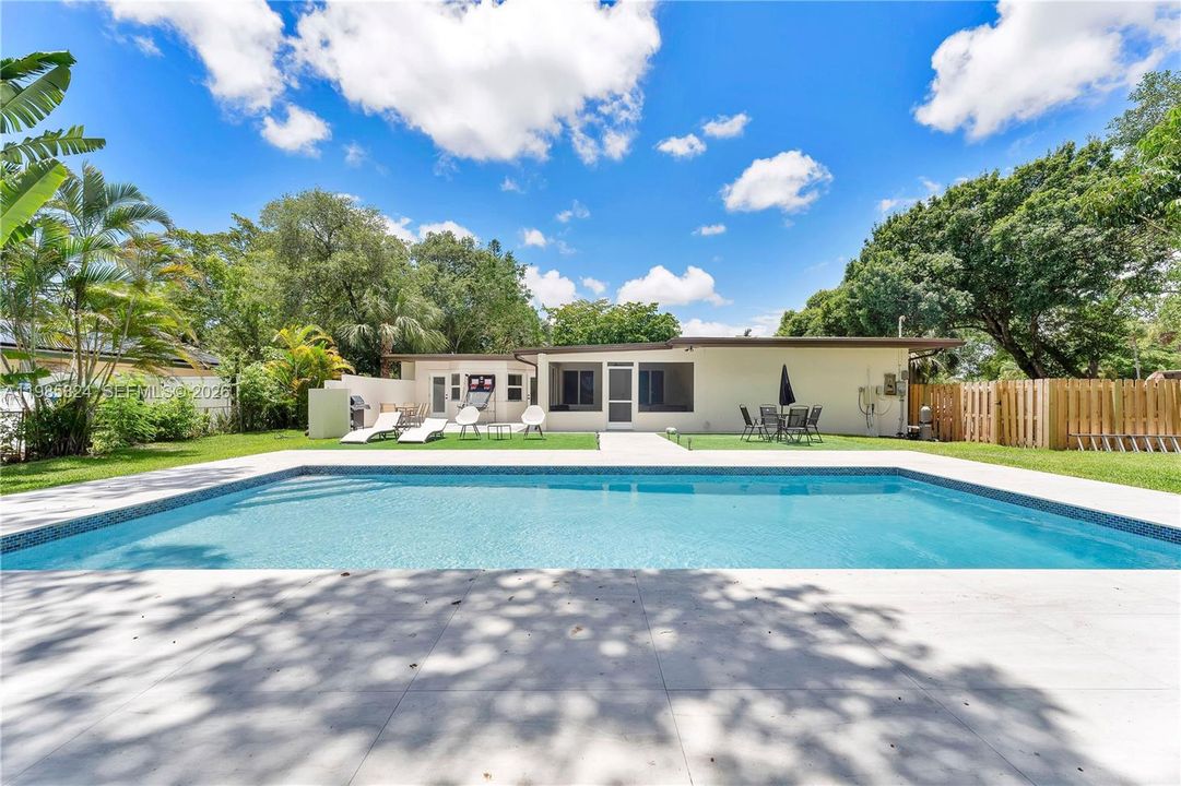 En Venta: $1,050,000 (4 camas, 2 baños, 2742 Pies cuadrados)
