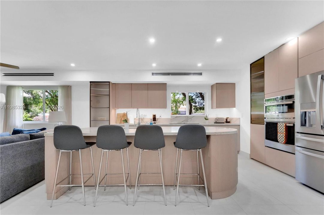 En Venta: $1,050,000 (4 camas, 2 baños, 2742 Pies cuadrados)