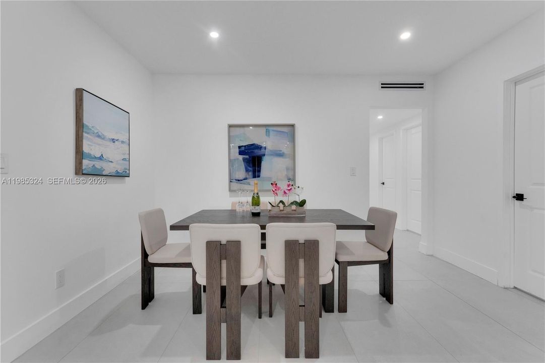 En Venta: $1,050,000 (4 camas, 2 baños, 2742 Pies cuadrados)