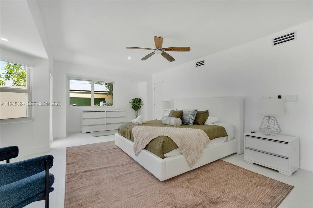 En Venta: $1,050,000 (4 camas, 2 baños, 2742 Pies cuadrados)