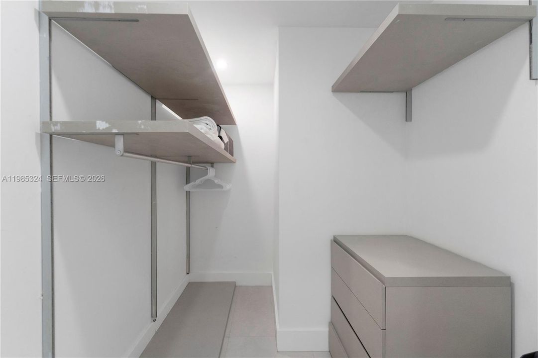 En Venta: $1,050,000 (4 camas, 2 baños, 2742 Pies cuadrados)