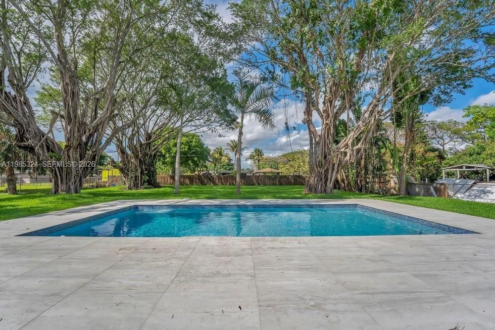En Venta: $1,050,000 (4 camas, 2 baños, 2742 Pies cuadrados)