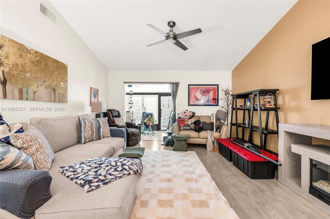 Activo con contrato: $298,000 (2 camas, 2 baños, 1116 Pies cuadrados)