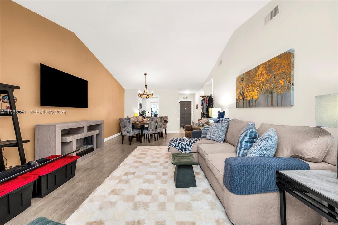 Activo con contrato: $298,000 (2 camas, 2 baños, 1116 Pies cuadrados)