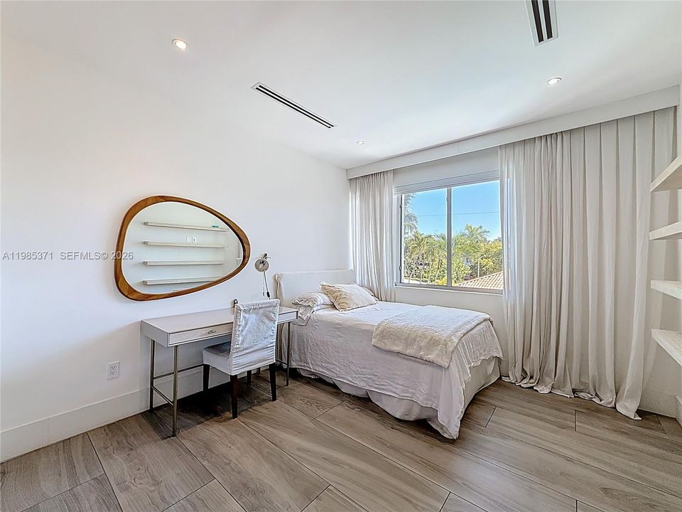For Sale: $5,995,000 (5 beds, 5 baths, 3762 Square Feet)