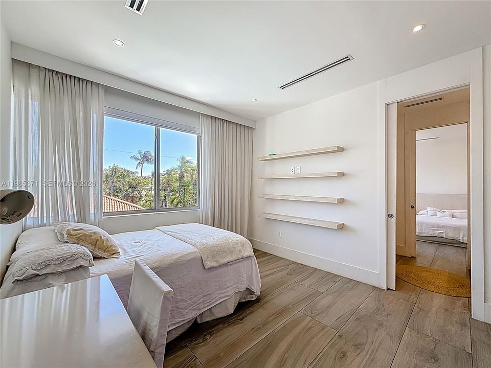 For Sale: $5,995,000 (5 beds, 5 baths, 3762 Square Feet)