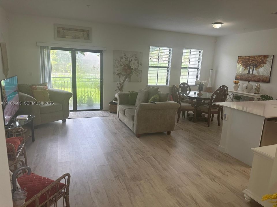 En Venta: $425,000 (3 camas, 2 baños, 1384 Pies cuadrados)