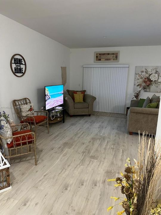 En Venta: $425,000 (3 camas, 2 baños, 1384 Pies cuadrados)