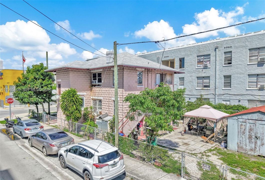 En Venta: $2,299,999 (0.22 acres)