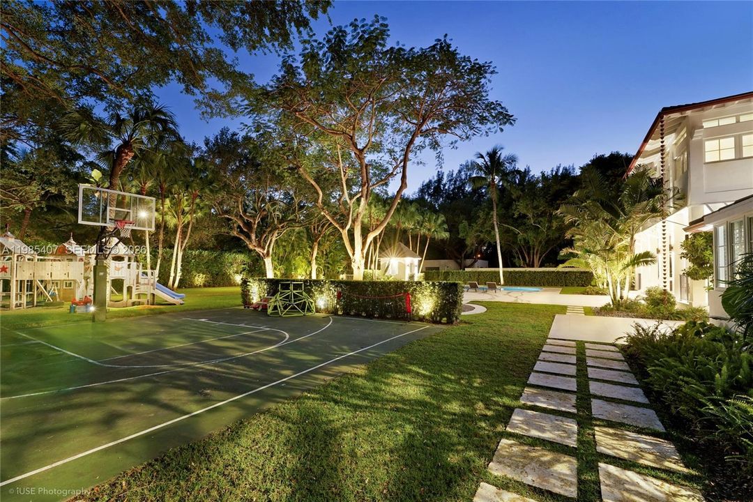 Под контрактом: $10,299,000 (8 спален, 8 ванн, 6382 Квадратных фут)