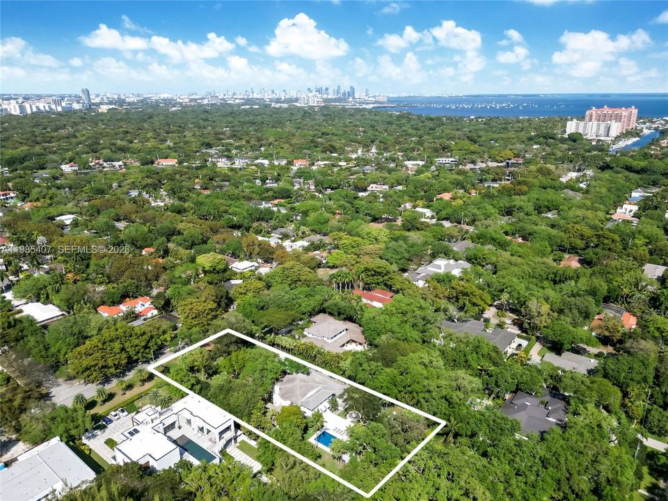 Под контрактом: $10,299,000 (8 спален, 8 ванн, 6382 Квадратных фут)