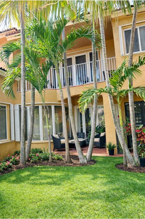For Sale: $800,000 (5 beds, 4 baths, 3567 Square Feet)
