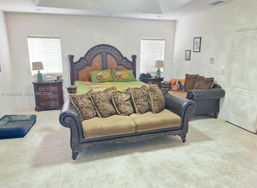 For Sale: $800,000 (5 beds, 4 baths, 3567 Square Feet)