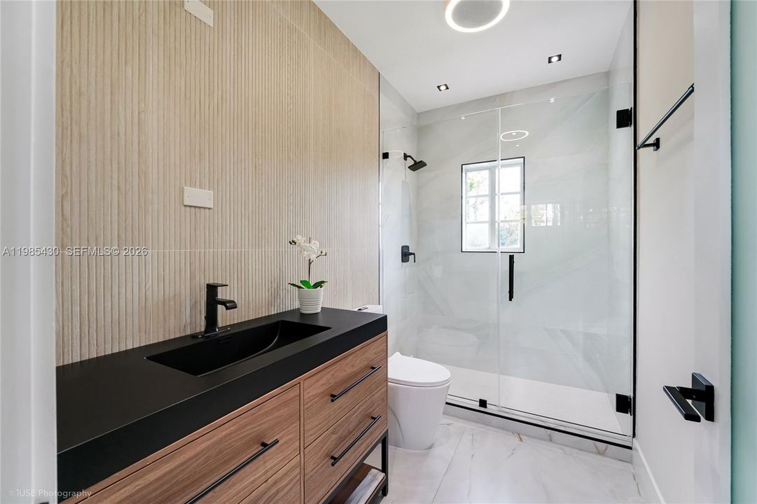 Activo con contrato: $1,200,000 (6 camas, 4 baños, 4073 Pies cuadrados)