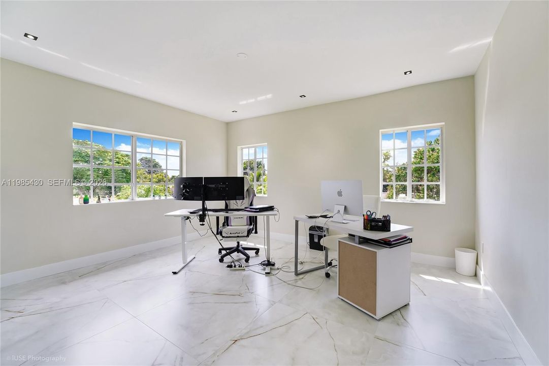 Activo con contrato: $1,200,000 (6 camas, 4 baños, 4073 Pies cuadrados)