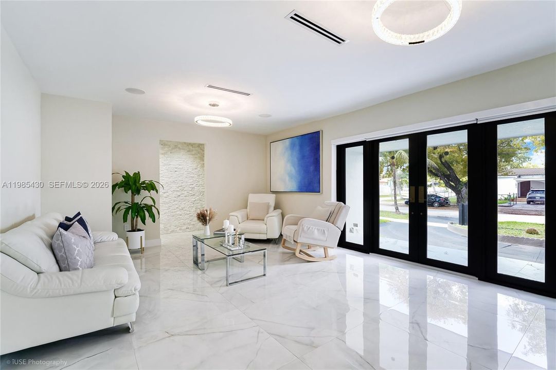 Activo con contrato: $1,200,000 (6 camas, 4 baños, 4073 Pies cuadrados)