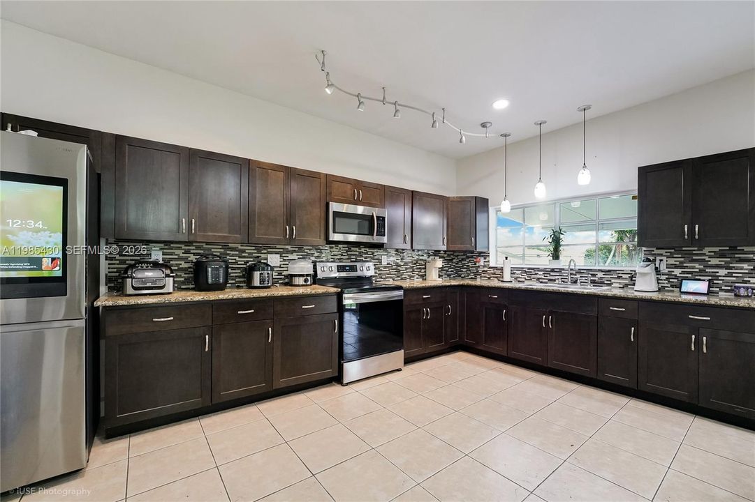 Activo con contrato: $1,200,000 (6 camas, 4 baños, 4073 Pies cuadrados)
