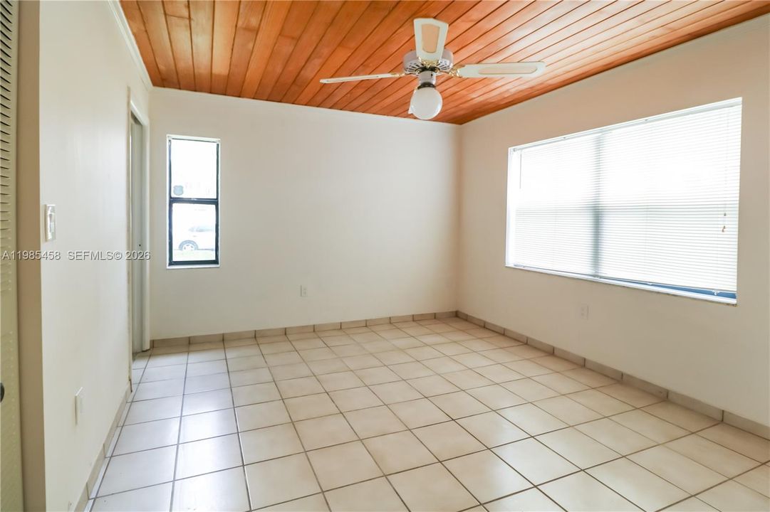 Activo con contrato: $2,000 (2 camas, 2 baños, 890 Pies cuadrados)