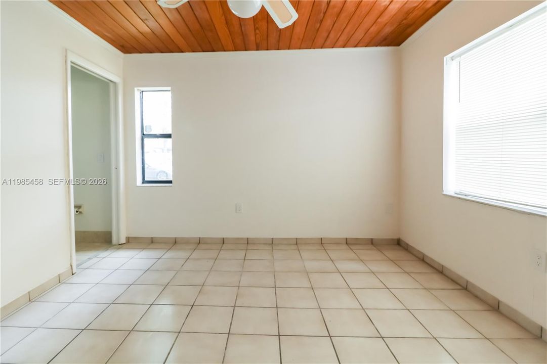 Activo con contrato: $2,000 (2 camas, 2 baños, 890 Pies cuadrados)