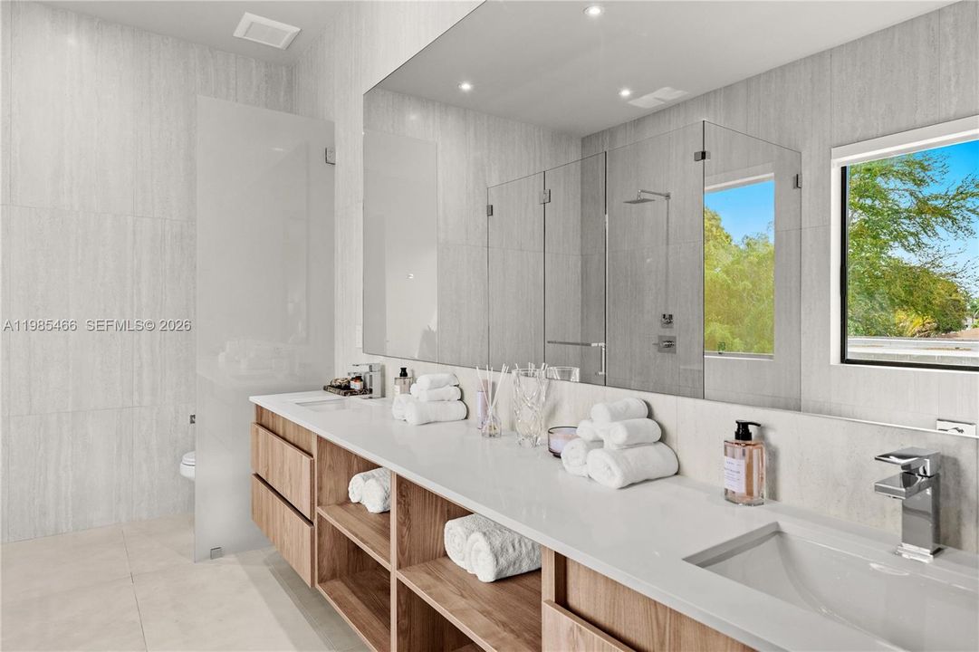 For Rent: $35,000 (8 beds, 8 baths, 5200 Square Feet)