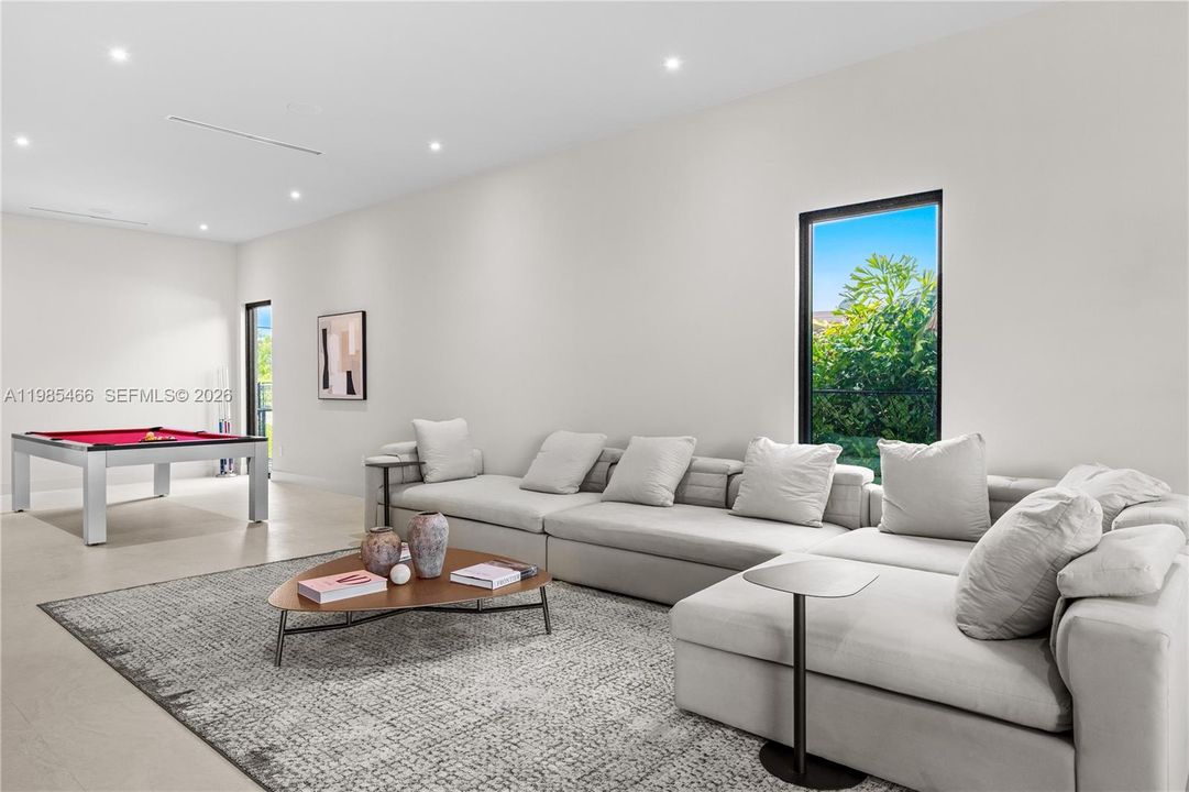 For Rent: $35,000 (8 beds, 8 baths, 5200 Square Feet)