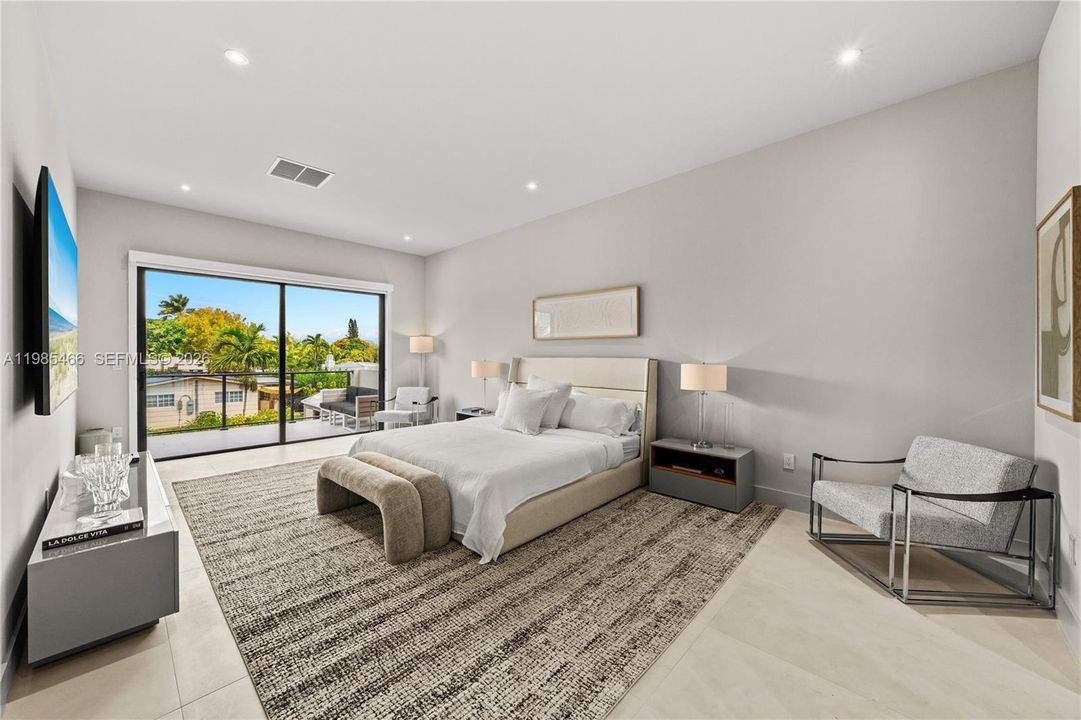 For Rent: $35,000 (8 beds, 8 baths, 5200 Square Feet)