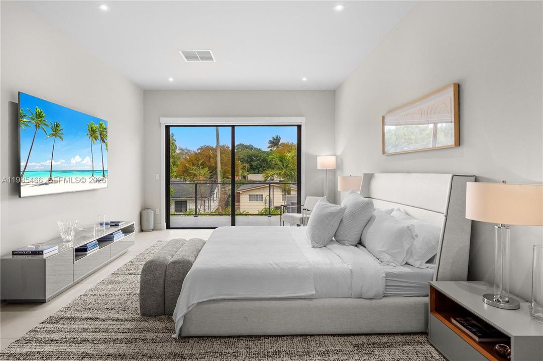 For Rent: $35,000 (8 beds, 8 baths, 5200 Square Feet)