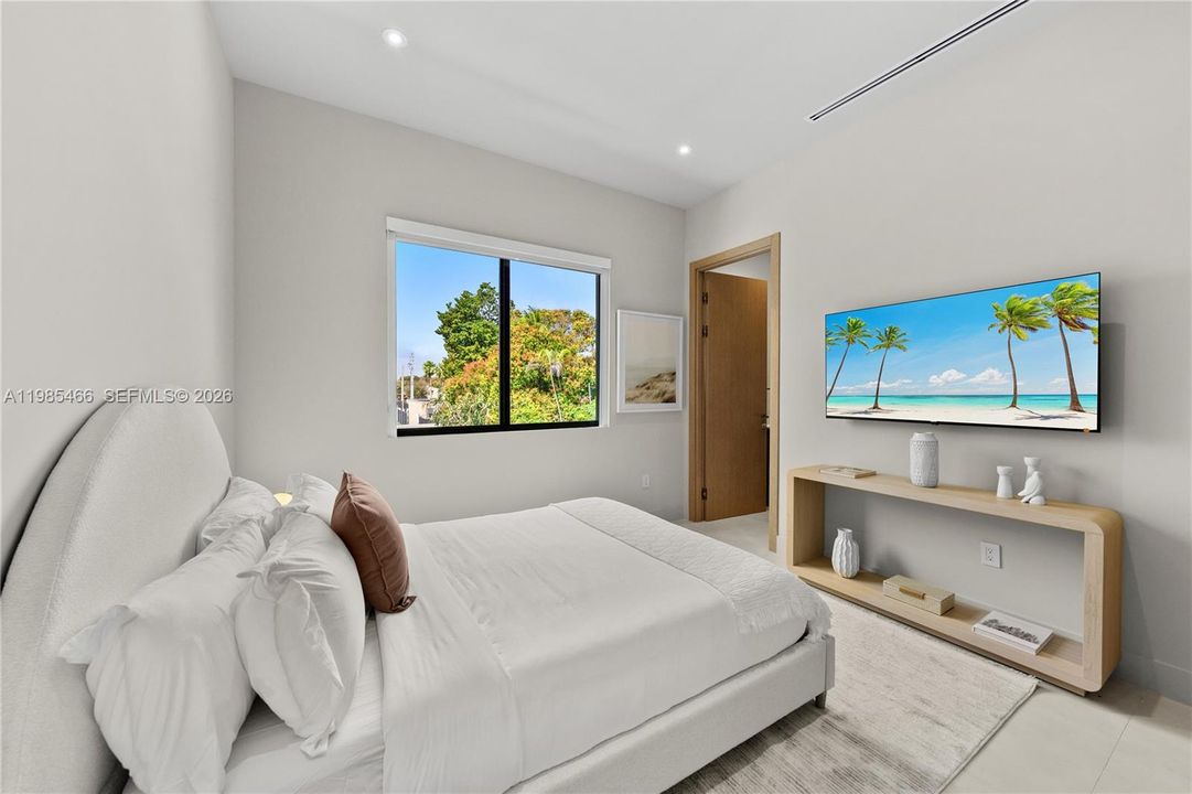 For Rent: $35,000 (8 beds, 8 baths, 5200 Square Feet)