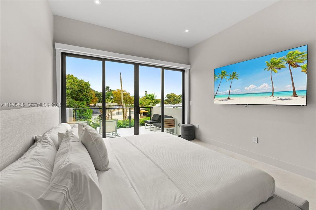 For Rent: $35,000 (8 beds, 8 baths, 5200 Square Feet)