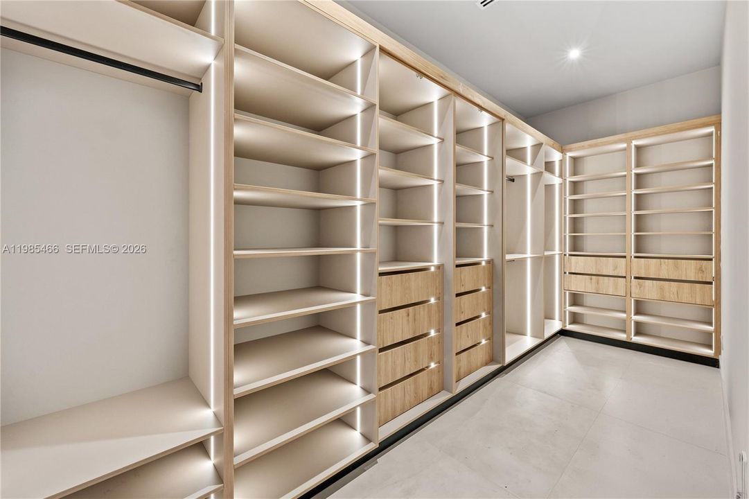 For Rent: $35,000 (8 beds, 8 baths, 5200 Square Feet)
