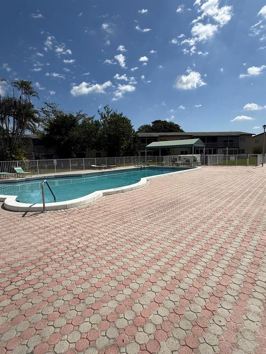 На продажу: $135,000 (2 спален, 2 ванн, 990 Квадратных фут)