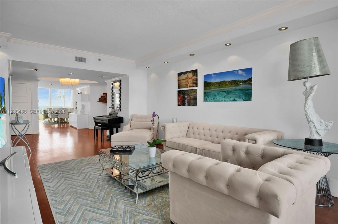 Activo con contrato: $2,495,000 (3 camas, 3 baños, 2572 Pies cuadrados)