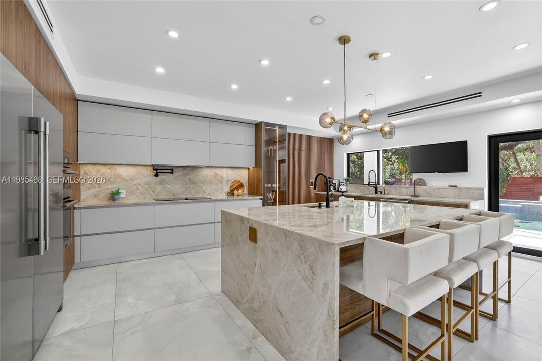 В аренду: $8,900 (6 спален, 6 ванн, 4527 Квадратных фут)