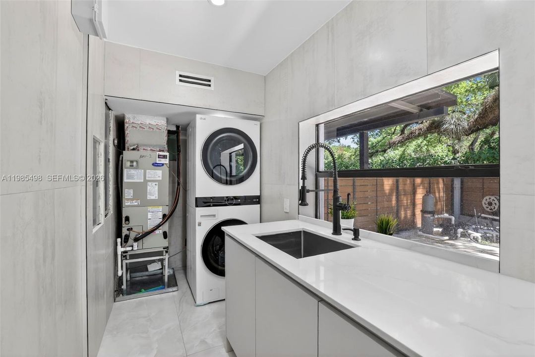 В аренду: $8,900 (6 спален, 6 ванн, 4527 Квадратных фут)