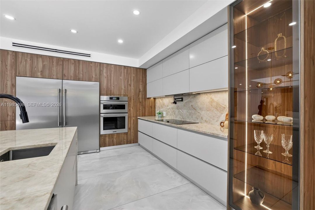 В аренду: $8,900 (6 спален, 6 ванн, 4527 Квадратных фут)
