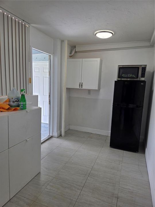 For Rent: $1,300 (1 beds, 1 baths, 1274 Square Feet)