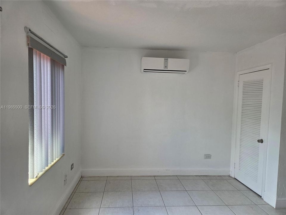 For Rent: $1,300 (1 beds, 1 baths, 1274 Square Feet)