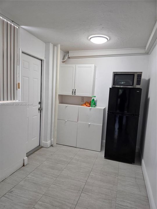 For Rent: $1,300 (1 beds, 1 baths, 1274 Square Feet)