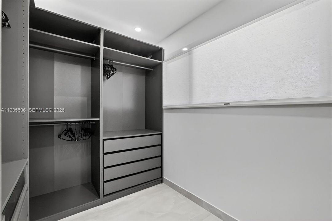 В аренду: $22,000 (6 спален, 6 ванн, 4527 Квадратных фут)