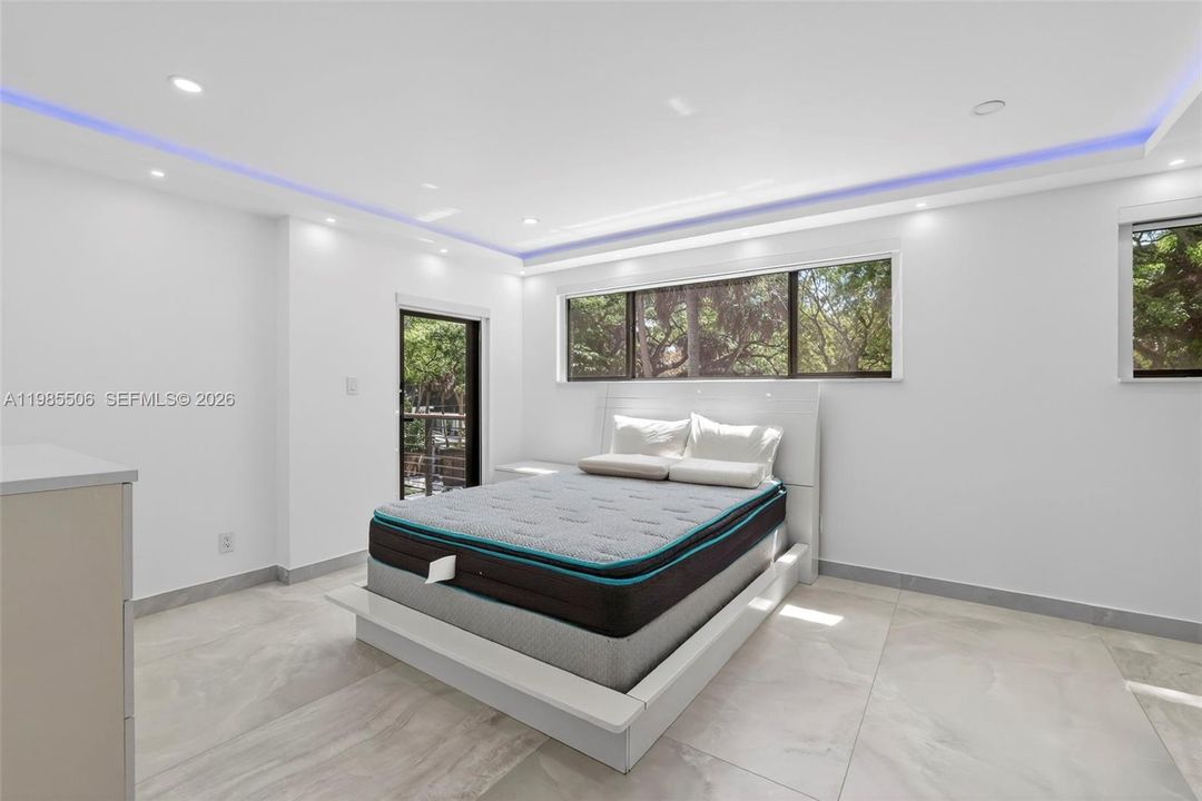 В аренду: $22,000 (6 спален, 6 ванн, 4527 Квадратных фут)