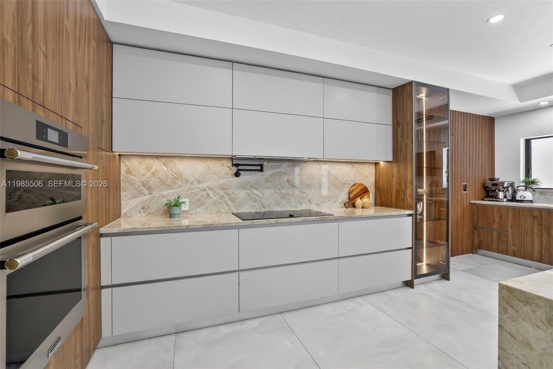 В аренду: $22,000 (6 спален, 6 ванн, 4527 Квадратных фут)