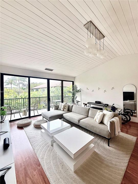 Activo con contrato: $6,200 (3 camas, 2 baños, 1734 Pies cuadrados)