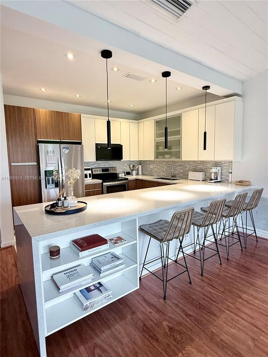 Activo con contrato: $6,200 (3 camas, 2 baños, 1734 Pies cuadrados)