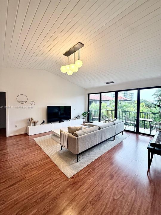 Activo con contrato: $6,200 (3 camas, 2 baños, 1734 Pies cuadrados)