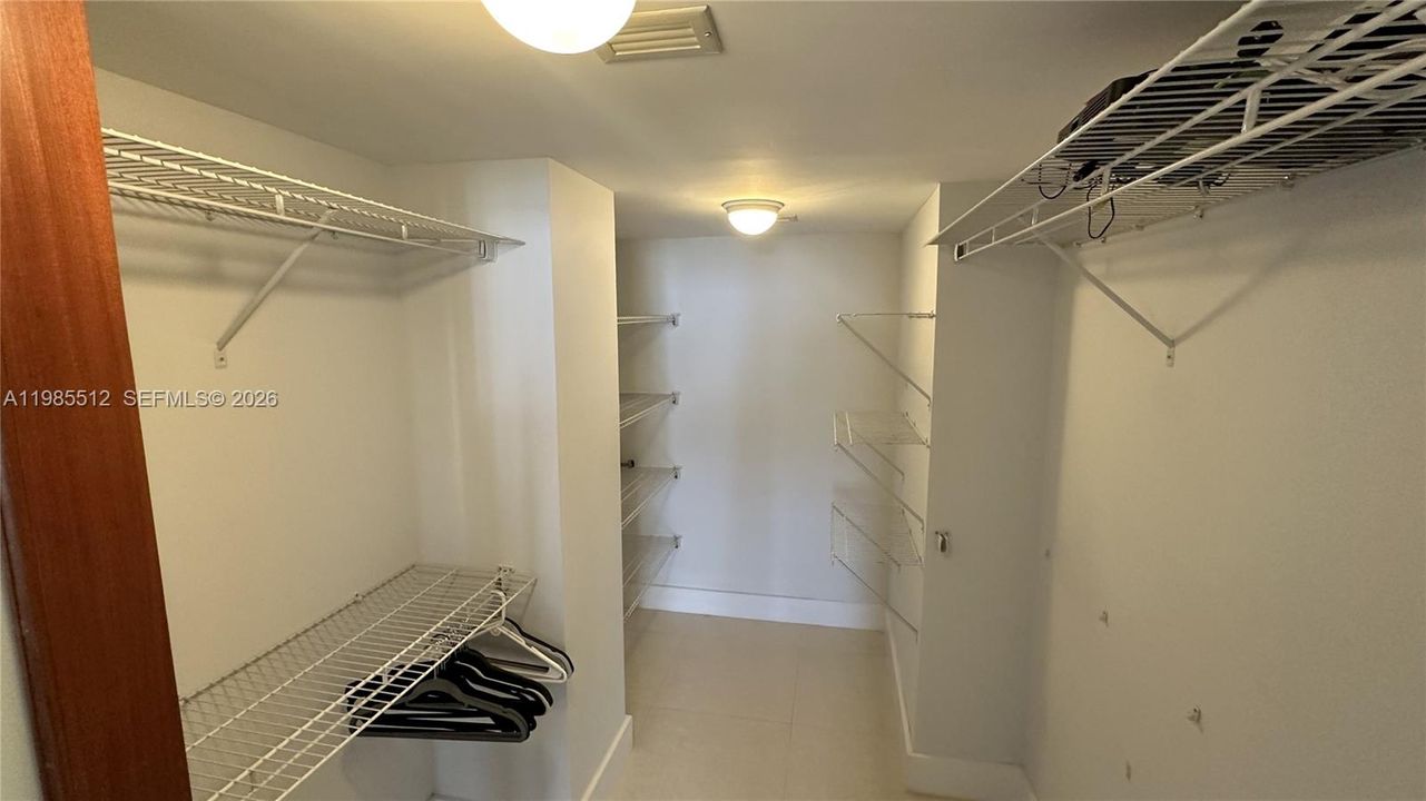 En Venta: $590,000 (1 camas, 2 baños, 930 Pies cuadrados)