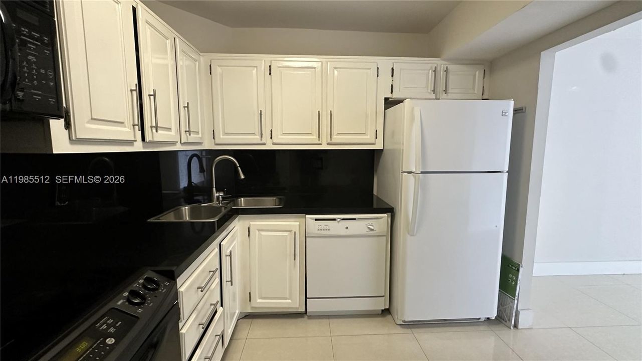 En Venta: $590,000 (1 camas, 2 baños, 930 Pies cuadrados)