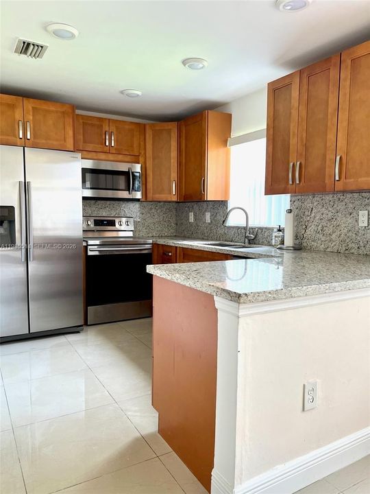 Activo con contrato: $2,600 (3 camas, 2 baños, 1141 Pies cuadrados)