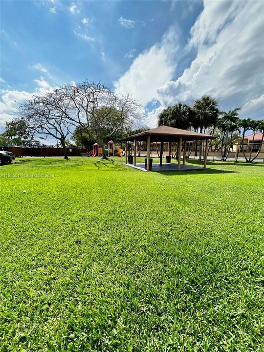 Activo con contrato: $2,600 (3 camas, 2 baños, 1141 Pies cuadrados)