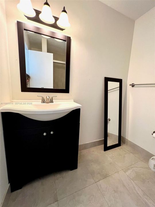 Activo con contrato: $2,600 (3 camas, 2 baños, 1141 Pies cuadrados)