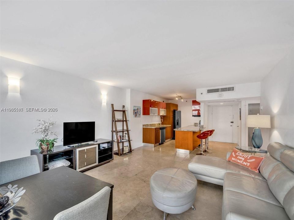 For Sale: $575,000 (1 beds, 1 baths, 865 Square Feet)